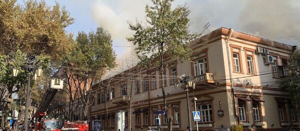 Крупный пожар в старинном здании на улице Абовяна в Ереване Крупный пожар в старинном здании на улице Абовяна в Ереване - Sputnik Армения