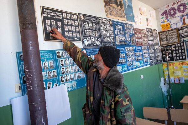 Хранитель памяти, или Как сторож Вардан превратил полуразрушенную школу в музей Зовасара - Sputnik Армения