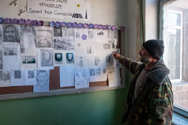 Хранитель памяти, или Как сторож Вардан превратил полуразрушенную школу в музей Зовасара Хранитель памяти, или Как сторож Вардан превратил полуразрушенную школу в музей Зовасара - Sputnik Армения