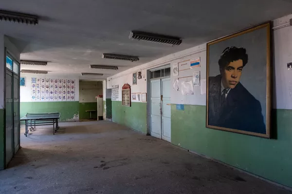 Хранитель памяти, или Как сторож Вардан превратил полуразрушенную школу в музей Зовасара Хранитель памяти, или Как сторож Вардан превратил полуразрушенную школу в музей Зовасара - Sputnik Армения