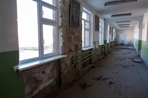 Хранитель памяти, или Как сторож Вардан превратил полуразрушенную школу в музей Зовасара Хранитель памяти, или Как сторож Вардан превратил полуразрушенную школу в музей Зовасара - Sputnik Армения
