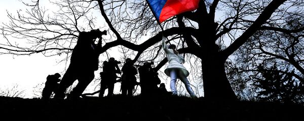 Женщина с чешским флагом во время марша в честь 30-й годовщины бархатной революции (17 ноября 2019). Прага - Sputnik Армения