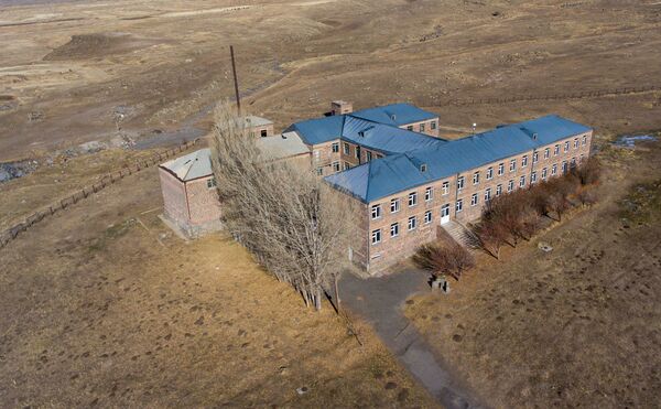 Хранитель памяти, или Как сторож Вардан превратил полуразрушенную школу в музей Зовасара - Sputnik Армения