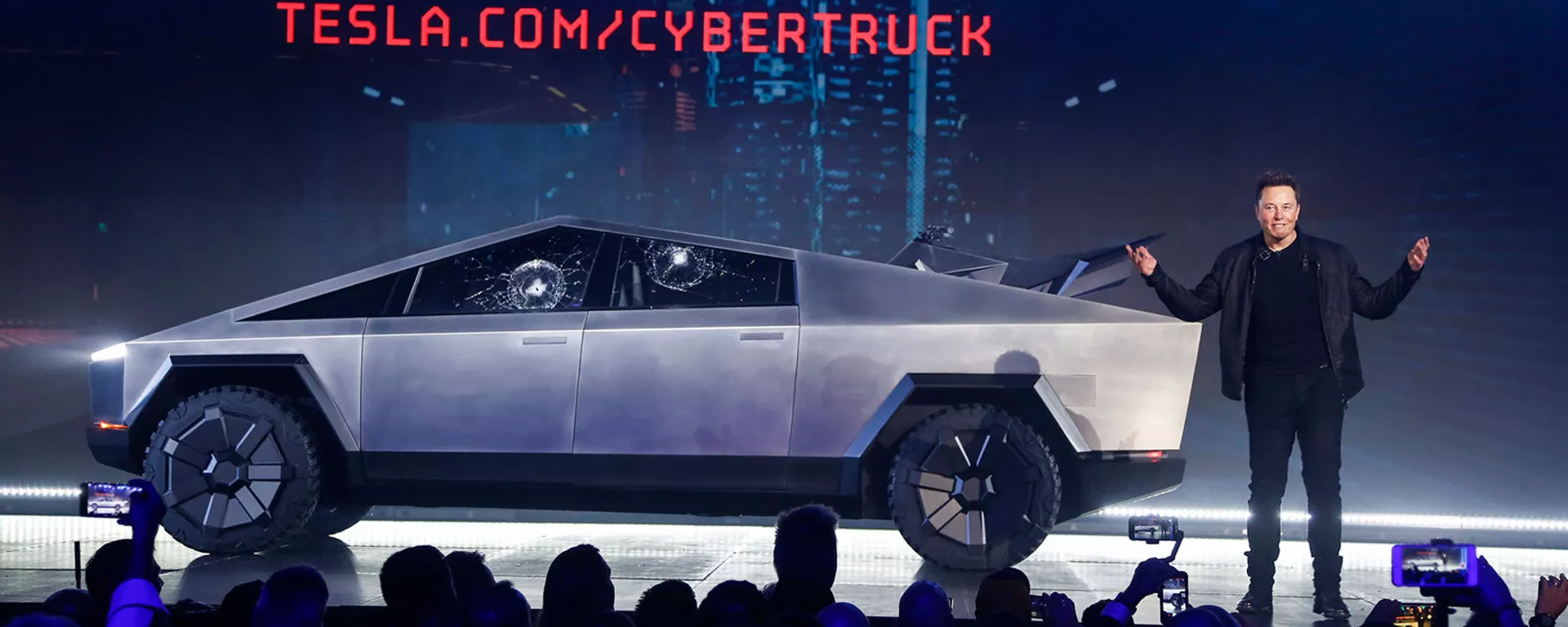 Гендиректор Tesla Элон Маск во время презентации Cybertruck в студии дизайна Tesla (21 ноября 2019). Калифорния - Sputnik Армения, 1920, 25.12.2021