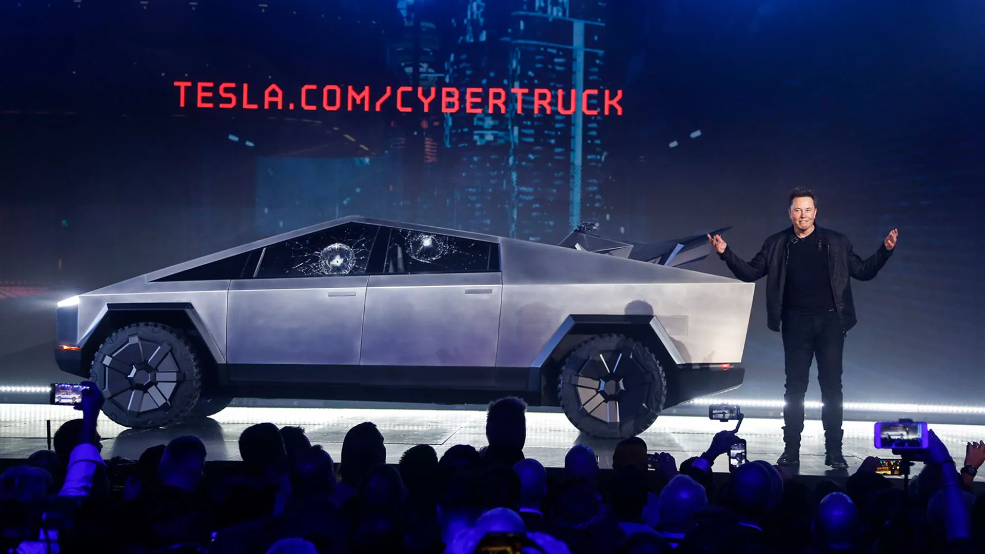 Гендиректор Tesla Элон Маск во время презентации Cybertruck в студии дизайна Tesla (21 ноября 2019). Калифорния