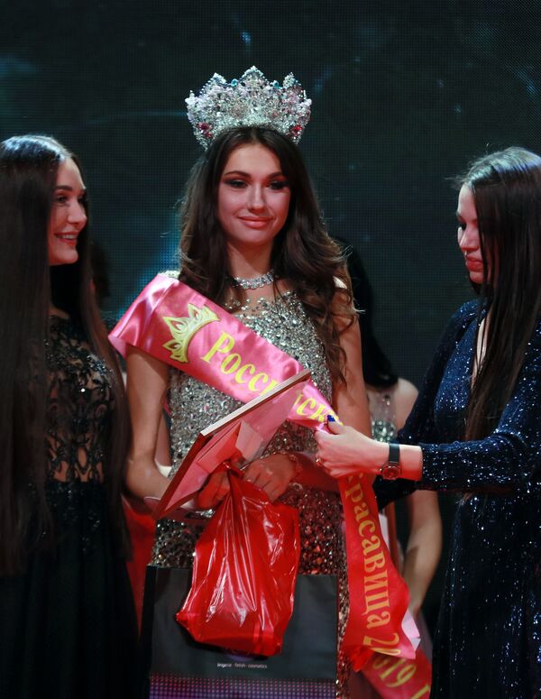 Победительница конкурса красоты Российская Красавица 2019 Алина Рудакова на церемонии награждения - Sputnik Армения