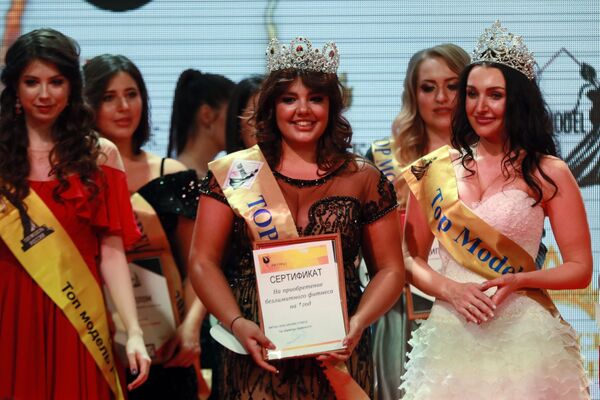 Победительница конкурса красоты Топ Модель PLUS 2019 на церемонии награждения - Sputnik Армения