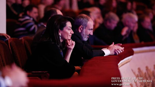 Премьер-министр Никол Пашинян с супругой Анной Акопян посетили концерт, посвященный 80-летию композитора Роберта Амирханяна (23 ноября 2019). Еревaн - Sputnik Армения
