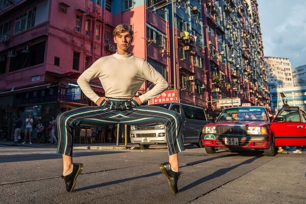 Снимок Own the streets of Hong Kong фотографа из Гонгконга, представленный на фотоконкурсе The World's Best Photos of #Fashion2019  - Sputnik Армения