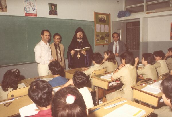 Католикос Арам I в армянском училище в Ливане Католикос Арам I в армянском училище в Ливане - Sputnik Армения