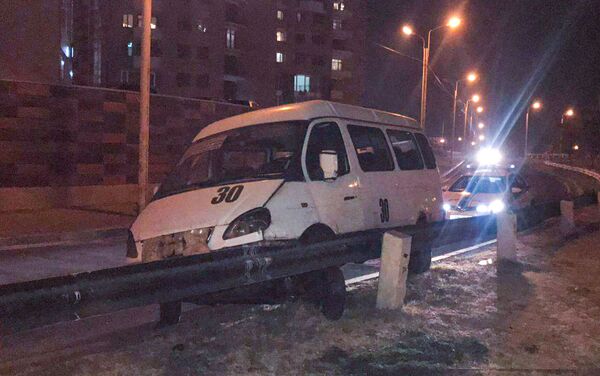 Маршрутное такси врезалось в ограждение на Егвардском шоссе - Sputnik Армения