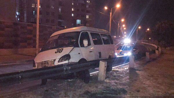 Երթուղայինը բախվել է արգելապատնեշին. լուսանկարներ - Sputnik Արմենիա