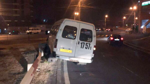 Երթուղայինը բախվել է արգելապատնեշին. լուսանկարներ - Sputnik Արմենիա