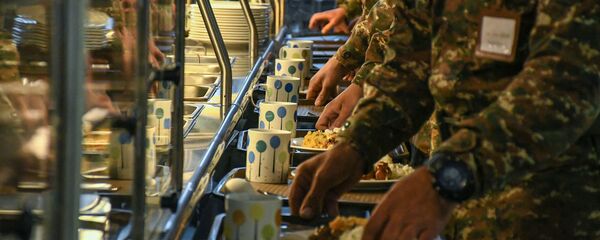 Солдаты в военной столовой - Sputnik Արմենիա