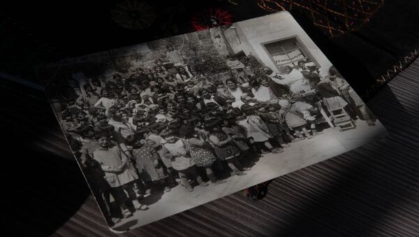 Фотография с изображением Марии Якобсон среди сирот в музее-институте Геноцида армян - Sputnik Արմենիա