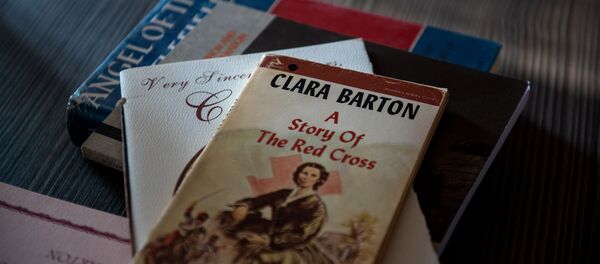 Книжка История Красного креста: Клара Бартон в музее-институте Геноцида армян - Sputnik Армения