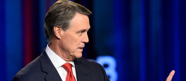 Кандидат в сенаторы США Дэвид Пердью участвует в дебатах в студии Общественного вещания штата Джорджия (26 октября 2014). Атланта Кандидат в сенаторы США Дэвид Пердью участвует в дебатах в студии Общественного вещания штата Джорджия (26 октября 2014). Атланта - Sputnik Армения