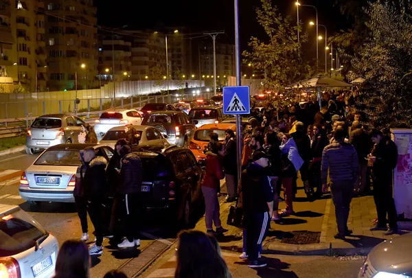 Жители после землетрясения в Албании. 26 ноября 2019 Жители после землетрясения в Албании. 26 ноября 2019 - Sputnik Армения