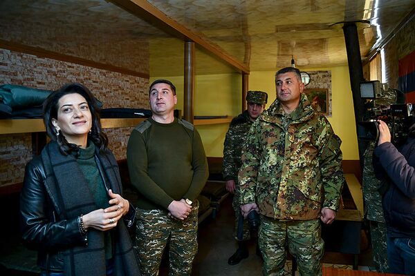 Աննա Հակոբյանն այցելել է դիրքեր և տեսել` ինչ պայմաններում են զինվորները ծառայում - Sputnik Արմենիա