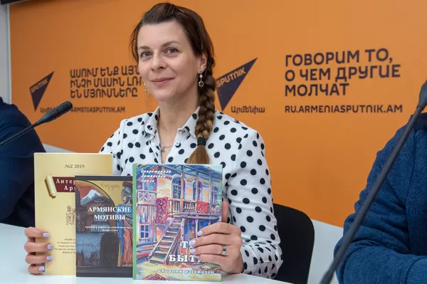 Литература, как горящая изба - входят только женщины: открыт прием заявок на Антоновку Литература, как горящая изба - входят только женщины: открыт прием заявок на Антоновку - Sputnik Армения