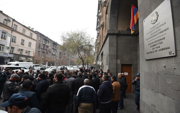 Акция протеста импортеров автомобилей перед зданием КГД (27 ноября 2019). Еревaн - Sputnik Армения