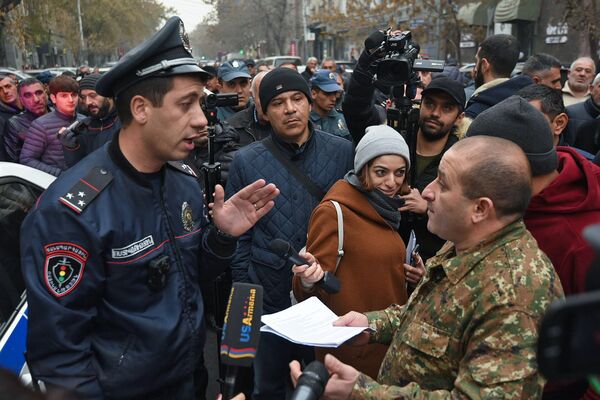 В Гюмри машины при разгрузке калечат: автодилеры провели акцию протеста в Ереване В Гюмри машины при разгрузке калечат: автодилеры провели акцию протеста в Ереване - Sputnik Армения