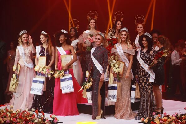 Участницы во время церемонии награждения финала международного конкурса Miss Fashion 2019  GODDESS OF THE UNIVERSE в концертном зале Vegas City Hall в Москве - Sputnik Армения