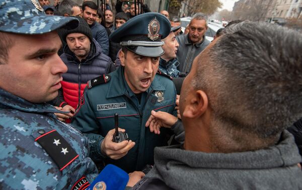 Акция протеста импортеров автомобилей перед зданием КГД (27 ноября 2019). Еревaн - Sputnik Армения