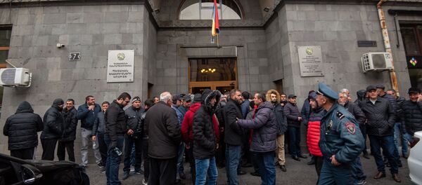 Акция протеста импортеров автомобилей перед зданием КГД (27 ноября 2019). Еревaн - Sputnik Արմենիա