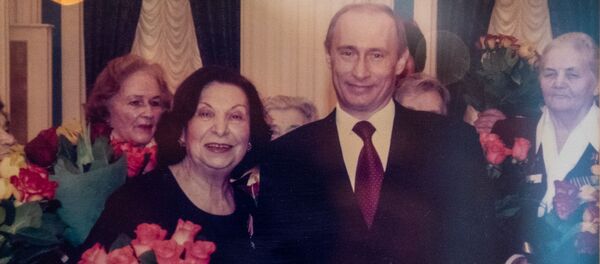 Президент России Владимир Путин и Гоар Вартанян во время торжественного приема в Кремле (8 марта 2006). Москвa Президент России Владимир Путин и Гоар Вартанян во время торжественного приема в Кремле (8 марта 2006). Москвa - Sputnik Արմենիա