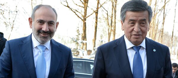 Встреча премьер-министра Армении Никола Пашиняна и президента Кыргызстана Сооронбая Жээнбекова (28 ноября 2019). Бишкек Встреча премьер-министра Армении Никола Пашиняна и президента Кыргызстана Сооронбая Жээнбекова (28 ноября 2019). Бишкек - Sputnik Արմենիա