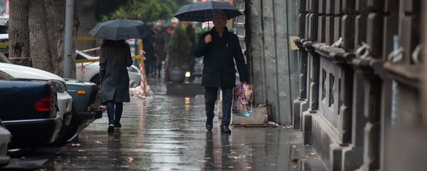 Люди прогуливаются в дождливую погоду - Sputnik Армения