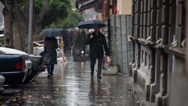 Люди прогуливаются в дождливую погоду - Sputnik Արմենիա