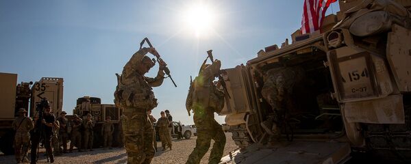 Члены экипажа входят в боевые машины Брэдли на военной базе США (11 ноября 2019). Сирия - Sputnik Армения