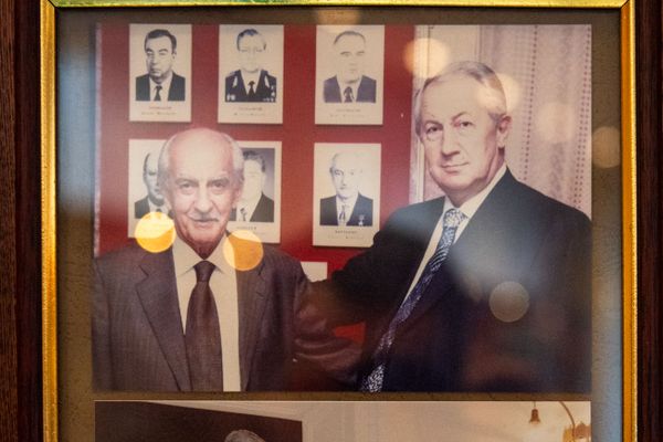 Фотография Геворка Вартаняна и директора СНБ Горика Акопяна во время церемонии награждения в музее СНБ Армении Фотография Геворка Вартаняна и директора СНБ Горика Акопяна во время церемонии награждения в музее СНБ Армении - Sputnik Армения