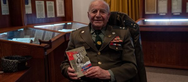 Петрос Петросян с книгой Бессмертная легенда - Sputnik Армения