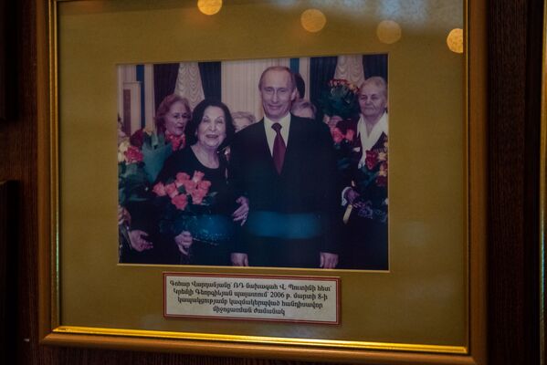 Фотография Гоар Вартанян и президента России Владимира Путина во время торжественного приема в честь 8 марта Кремле в музее СНБ Армении - Sputnik Армения