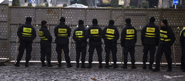 Полицейское оцепление во время акции протеста оппозиции в Грузии (28 ноября 2019). Тбилиси Полицейское оцепление во время акции протеста оппозиции в Грузии (28 ноября 2019). Тбилиси - Sputnik Армения