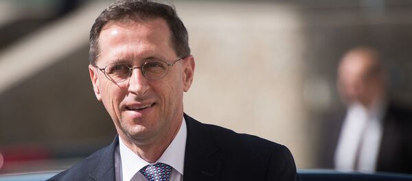 Вице-премьер и министр финансов Венгрии Михали Варга перед встречей с премьерами стран Вышеградской группы (25 апреля 2019). Братислава Вице-премьер и министр финансов Венгрии Михали Варга перед встречей с премьерами стран Вышеградской группы (25 апреля 2019). Братислава - Sputnik Армения