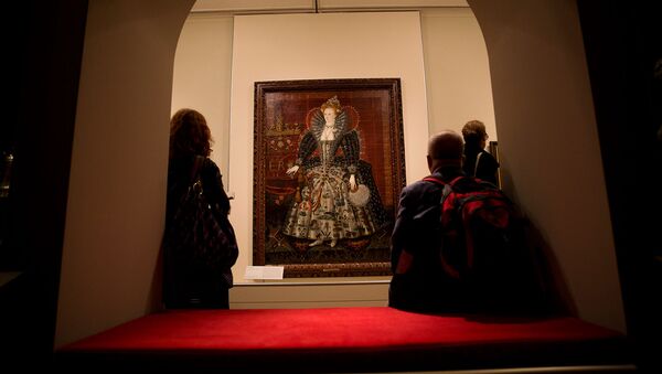 Посетители у портрета британской королевы Елизаветы I во время пресс-конференции для выставки Елизавета I и ее народ в Национальной портретной галерее (9 октября 2013). Лондон - Sputnik Армения