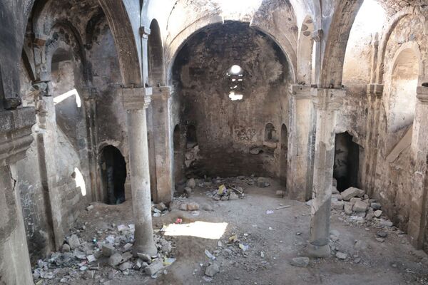 У армянской церкви в турецком Эрзруме образовалась мусорная свалка — фото У армянской церкви в турецком Эрзруме образовалась мусорная свалка — фото - Sputnik Армения