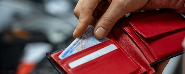 Молодой человек вынимает ID карту из бумажника - Sputnik Արմենիա