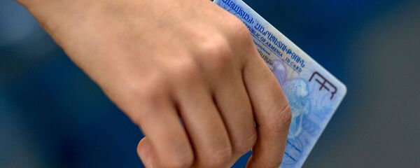 Девушка с ID картой - Sputnik Արմենիա