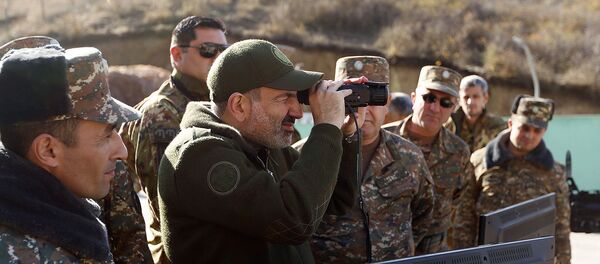 Премьер-министр Армении Никол Пашинян побывал на оборонительных позициях в Нагорном Карабахе  - Sputnik Армения