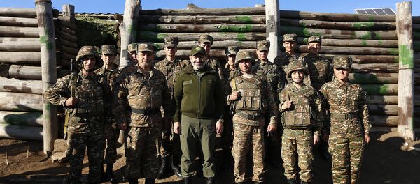 Премьер-министр Армении Никол Пашинян побывал на оборонительных позициях в Нагорном Карабахе - Sputnik Армения