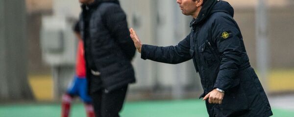 Главные тренеры ФК Урарту Александр Григорян и ФК Арарат-Армения Вардан Минасян наблюдают за футбольным матчем 15-го тура Высшей лиги чемпионата Армении (1 декабря 2019). Еревaн - Sputnik Արմենիա