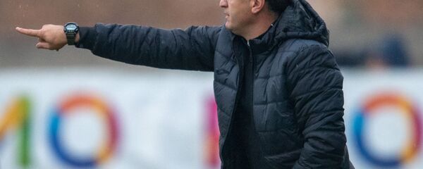 Главный тренер ФК Арарат-Армения Вардан Минасян наблюдает за своими подопечными во время футбольного матча 15-го тура Высшей лиги чемпионата Армении против ФК Урарту (1 декабря 2019). Еревaн - Sputnik Армения