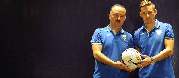 Главный тренер сборной Узбекистана Самвел Бабаян (слева) с футболистом Джепаровым на предматчевой пресс-конференции со сборной Филиппин (7 сентября 2015). Манила - Sputnik Արմենիա