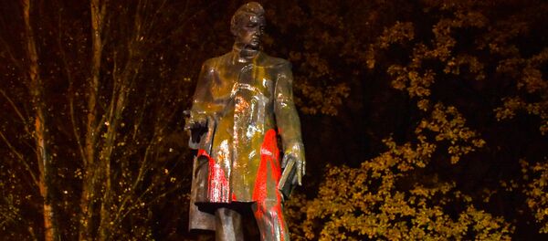 Акт вандализма у памятника Александру Грибоедову (2 декабря 2019) Еревaн - Sputnik Армения