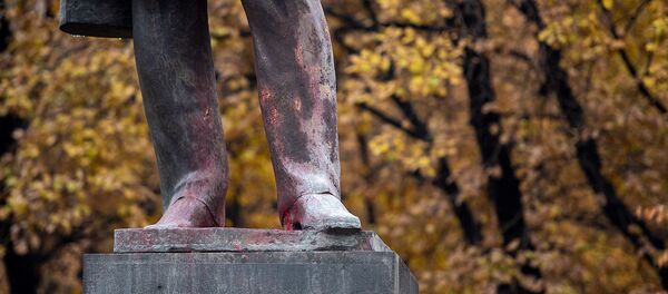 Фрагмент памятника Александру Грибоедову на утро после акта вандализма (3 декабря 2019). Еревaн - Sputnik Армения